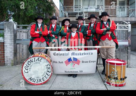 Posierte Foto des Colonial Muskeeers Fife and Drum Corps vor ihrem Marsch in der College Point Memorial Day Parade in Queens, New York City. Stockfoto