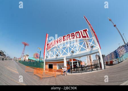 Eine Fischaugenansicht der Thunderbolt-Achterbahnfahrt in Coney Island, Brooklyn, New York City. Stockfoto