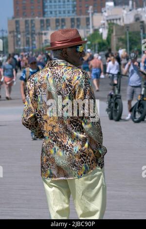 Profilportrait eines älteren hispanischen Amerikaners mit seinem eigenen persönlichen Stilsinn. Auf der Promenade in Coney Island, Brooklyn, New York City. Stockfoto