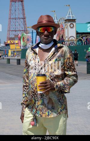 Porträt eines älteren hispanischen Amerikaners mit seinem persönlichen Stilgefühl. Auf der Promenade in Coney Island, Brooklyn, New York City. Stockfoto