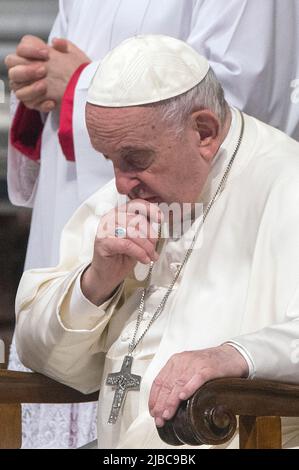 Vatikan, Vatikan. 05.. Juni 2022. Italien, Rom, Vatikan, 22/06/5 Papst Franziskus nimmt an der Pfingstmesse Teil, die der italienische Kardinal Giovanni Battista Re im Petersdom im Vatikan zelebriert hat. Foto von Vatican Media Catholic Press Photo. BESCHRÄNKT AUF REDAKTIONELLE VERWENDUNG - KEIN MARKETING - KEINE WERBEKAMPAGNEN Kredit: Unabhängige Fotoagentur/Alamy Live News Stockfoto