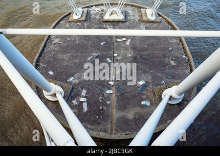 Hungerford Footbridge Skateboard Graveyard, Central London - 2021 Stockfoto