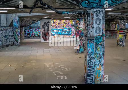 Skateboarder üben im berühmten Southbank Skatepark unter dem Southbank Center in London Stockfoto