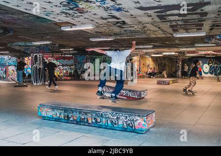 Skateboarder üben im berühmten Southbank Skatepark unter dem Southbank Center in London Stockfoto