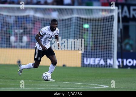 Bologna, Italien. 04.. Juni 2022. Antonio Rudiger aus Deutschland kontrolliert den Ball während des UEFA Nations League Group 3-Spiels zwischen Italien und Deutschland im Stadio Dall'Ara am 4. Juni 2022 in Bologna, Italien. Quelle: Marco Canoniero/Alamy Live News Stockfoto