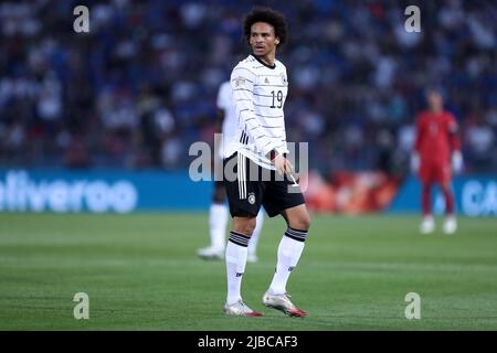 Leroy Sane aus Deutschland schaut während des UEFA Nations League Group 3-Spiels zwischen Italien und Deutschland am 4. Juni 2022 im Stadio Dall'Ara in Bologna, Italien, auf. Stockfoto