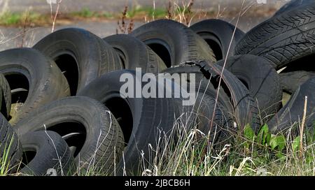 Müllhalde alter abgenutzter Reifen auf Ackerland. VEREINIGTES KÖNIGREICH. Stockfoto