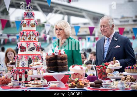 Der Prinz von Wales und die Herzogin von Cornwall nehmen als Patron des Großen Mittagessens am vierten Tag der Feierlichkeiten zum Platin-Jubiläum auf dem Spielfeld auf dem Oval Cricket Ground, London, am Big Jubilee Lunch Teil. Bilddatum: Sonntag, 5. Juni 2022. Stockfoto