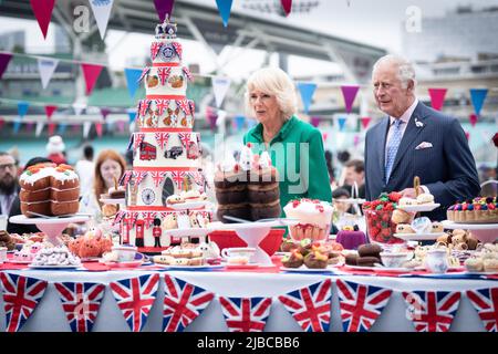 Der Prinz von Wales und die Herzogin von Cornwall nehmen als Patron des Großen Mittagessens am vierten Tag der Feierlichkeiten zum Platin-Jubiläum auf dem Spielfeld auf dem Oval Cricket Ground, London, am Big Jubilee Lunch Teil. Bilddatum: Sonntag, 5. Juni 2022. Stockfoto