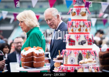 Der Prinz von Wales und die Herzogin von Cornwall nehmen als Patron des Großen Mittagessens am vierten Tag der Feierlichkeiten zum Platin-Jubiläum auf dem Spielfeld auf dem Oval Cricket Ground, London, am Big Jubilee Lunch Teil. Bilddatum: Sonntag, 5. Juni 2022. Stockfoto