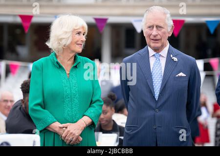 Der Prinz von Wales und die Herzogin von Cornwall nehmen als Patron des Großen Mittagessens am vierten Tag der Feierlichkeiten zum Platin-Jubiläum auf dem Spielfeld auf dem Oval Cricket Ground, London, am Big Jubilee Lunch Teil. Bilddatum: Sonntag, 5. Juni 2022. Stockfoto