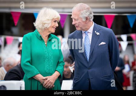 Der Prinz von Wales und die Herzogin von Cornwall nehmen als Patron des Großen Mittagessens am vierten Tag der Feierlichkeiten zum Platin-Jubiläum auf dem Spielfeld auf dem Oval Cricket Ground, London, am Big Jubilee Lunch Teil. Bilddatum: Sonntag, 5. Juni 2022. Stockfoto