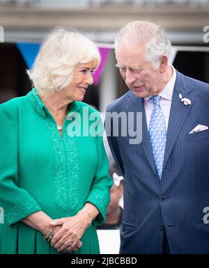 Der Prinz von Wales und die Herzogin von Cornwall nehmen als Patron des Großen Mittagessens am vierten Tag der Feierlichkeiten zum Platin-Jubiläum auf dem Spielfeld auf dem Oval Cricket Ground, London, am Big Jubilee Lunch Teil. Bilddatum: Sonntag, 5. Juni 2022. Stockfoto