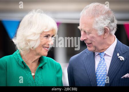 Der Prinz von Wales und die Herzogin von Cornwall nehmen als Patron des Großen Mittagessens am vierten Tag der Feierlichkeiten zum Platin-Jubiläum auf dem Spielfeld auf dem Oval Cricket Ground, London, am Big Jubilee Lunch Teil. Bilddatum: Sonntag, 5. Juni 2022. Stockfoto