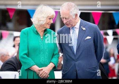 Der Prinz von Wales und die Herzogin von Cornwall nehmen als Patron des Großen Mittagessens am vierten Tag der Feierlichkeiten zum Platin-Jubiläum auf dem Spielfeld auf dem Oval Cricket Ground, London, am Big Jubilee Lunch Teil. Bilddatum: Sonntag, 5. Juni 2022. Stockfoto