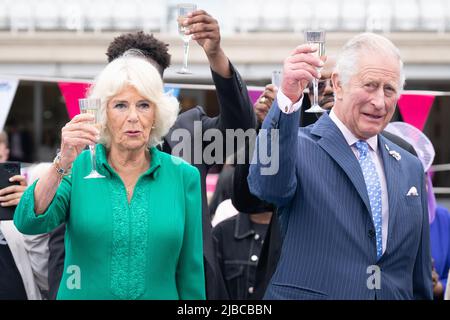 Der Prinz von Wales und die Herzogin von Cornwall nehmen als Patron des Großen Mittagessens am vierten Tag der Feierlichkeiten zum Platin-Jubiläum auf dem Spielfeld auf dem Oval Cricket Ground, London, am Big Jubilee Lunch Teil. Bilddatum: Sonntag, 5. Juni 2022. Stockfoto