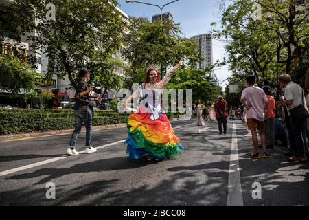 Bangkok, Thailand. 5.. Juni 2022. Mitglieder der LGBTQIA-Gemeinschaft und Verbündete nehmen am 05. Juni 2022 am Pride March in Bangkok, Thailand, Teil. (Bild: © Andre Malerba/ZUMA Press Wire) Stockfoto