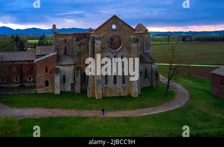 Luftaufnahme der verlassenen Abtei von San Galgano Stockfoto