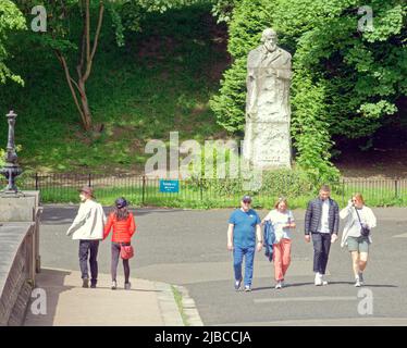 Glasgow, Schottland, Großbritannien, Juni 5. 2022. UK Wetter die berühmte carlisle-Statue auf der Brücke über den Kelvin-Fluss. : :Heiß ein sonniger Feiertag sah Einheimische und Touristen im Stadtzentrum in den Kelvingrove Park mit seiner Kunstgalerie und dem Museum mit seinen Cafés in den umliegenden Straßen überschwemmen. Credit Gerard Ferry/Alamy Live News Stockfoto