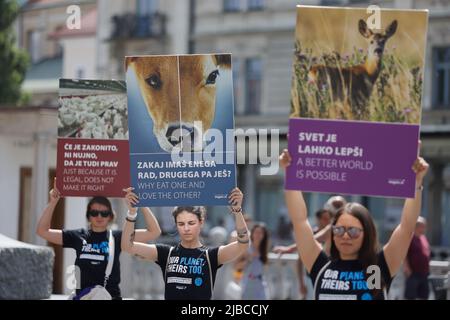 Die Demonstranten tragen Plakate während einer globalen Kundgebung am Tag der nationalen Tierrechte. Am gleichen Tag fanden in mehreren Städten der Welt Kundgebungen zum Tag der nationalen Tierrechte statt. (Foto von Luka Dakskobler / SOPA Images/Sipa USA) Stockfoto