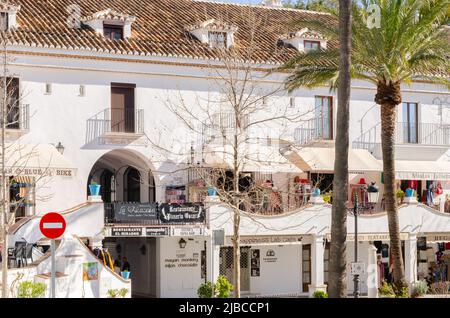 MIJAS, SPANIEN - 01. MÄRZ 2022 auf dem zentralen Platz können Sie den Brunnen und die Bank des Marmorkünstlers El Galiano mit Steinen sehen, die vom Floo getragen werden Stockfoto