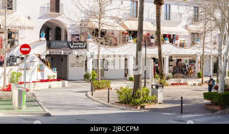 MIJAS, SPANIEN - 01. MÄRZ 2022 auf dem zentralen Platz können Sie den Brunnen und die Bank des Marmorkünstlers El Galiano mit Steinen sehen, die vom Floo getragen werden Stockfoto