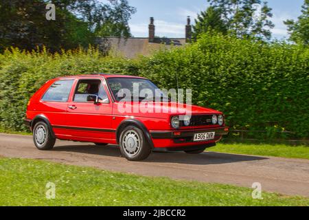 1984 80s Achtziger VW Volkswagen Golf 1800cc Benzin kommt im Worden Park Motor Village zum Leyland Festival in Großbritannien an Stockfoto