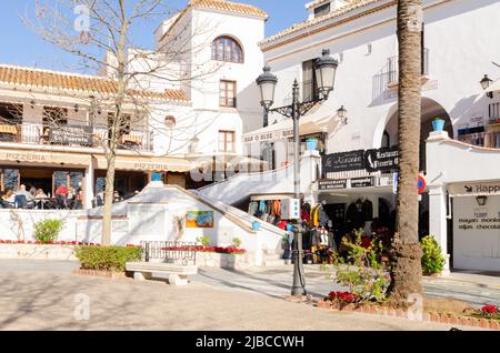 MIJAS, SPANIEN - 01. MÄRZ 2022 auf dem zentralen Platz können Sie den Brunnen und die Bank des Marmorkünstlers El Galiano mit Steinen sehen, die vom Floo getragen werden Stockfoto