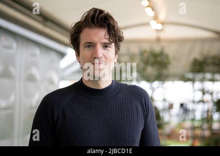 Hay-on-Wye, Wales, Großbritannien. 5.. Juni 2022. Greg James Portrait beim Hay Festival 2022, Wales. Quelle: Sam Hardwick/Alamy. Stockfoto