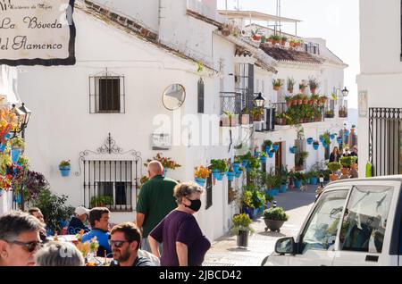 MIJAS, SPANIEN - 01. MÄRZ 2022 auf dem zentralen Platz können Sie den Brunnen und die Bank des Marmorkünstlers El Galiano mit Steinen sehen, die vom Floo getragen werden Stockfoto