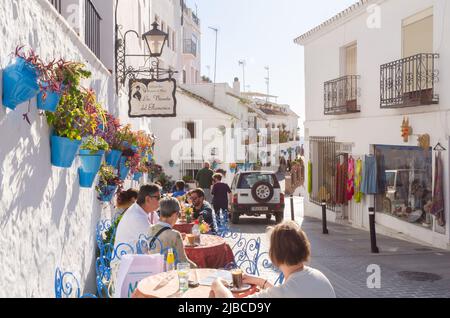 MIJAS, SPANIEN - 01. MÄRZ 2022 auf dem zentralen Platz können Sie den Brunnen und die Bank des Marmorkünstlers El Galiano mit Steinen sehen, die vom Floo getragen werden Stockfoto