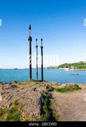 Sword in Rock oder „Sverd i Fjell“-Denkmal und Blick auf die Hafrsfjordbucht, Stavanger, Norwegen, Mai 2018 Stockfoto