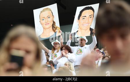 Paris, Frankreich. 5.. Juni 2022. Unterstützer von Kristina Mladenovic/Caroline Garcia aus Frankreich halten ihre Bilder während des Doppel-Finales der Frauen beim French Open Tennisturnier in Roland Garros in Paris, Frankreich, am 5. Juni 2022. Kredit: Gao Jing/Xinhua/Alamy Live Nachrichten Stockfoto