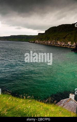 Weißer Schornstein der Carrick-a-Rede Fisherman's Cottagen an der Antrim Coast in Nordirland. Stockfoto