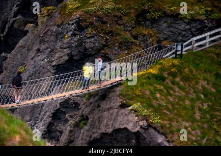 Carrick-a-Rede Rope Bridge in Nordirland Fischerbrücke an der Antrim Coast in Nordirland. Stockfoto