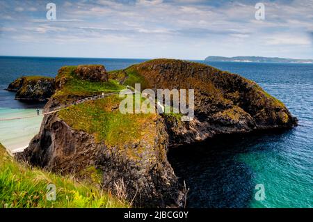 Carrick-a-Rede Rope Bridge in Nordirland Fischerbrücke an der Antrim Coast in Nordirland. Stockfoto