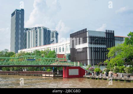 An einem sonnigen, blauen Himmel säumen die Straßen malacca malaysias moderne Gebäude. Stockfoto