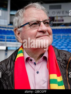 CARDIFF, GROSSBRITANNIEN. 05.. Juni 2022. Dafydd Iwan vor dem WM-Play-off-Finale 2022 zwischen Wales und der Ukraine im Cardiff City Stadium am 5.. Juni 2022. (Bild von John Smith/FAW) Quelle: Football Association of Wales/Alamy Live News Stockfoto