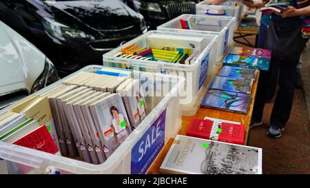 Bücher auf der Bücherbummel auf der Kö in der Königsallee in Düsseldorf, einer beliebten lokalen Outdoor-Buchmesse. Stockfoto