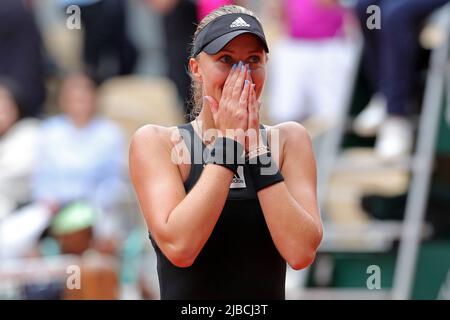 5.. Juni 2022; Roland Garros, Paris, Frankreich: French Open Tennisturnier, Doppel-Finale der Damen; Kristina Mladenovic (FRA) feiert nach dem Sieg gegen Coco Gauff (USA) und Jessica Petula (USA) Stockfoto