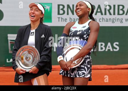 5.. Juni 2022; Roland Garros, Paris, Frankreich: French Open Tennisturnier, Dublettenfinale der Damen; die Nächstplatzierten Coco Gauff (USA) und Jessica Petula (USA) genießen ihren Moment mit ihren Finalisten-Trophäen Stockfoto