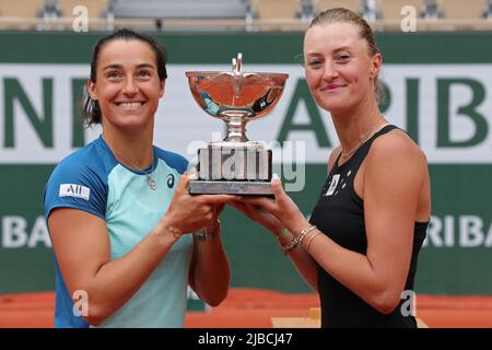 5.. Juni 2022; Roland Garros, Paris, Frankreich: French Open Tennisturnier, Finale der Frauen-Doubles; Caroline Garcia (FRA) und Kristina Mladenovic (FRA) halten die Trophäe als Sieger des Damen-Doubles ab Stockfoto