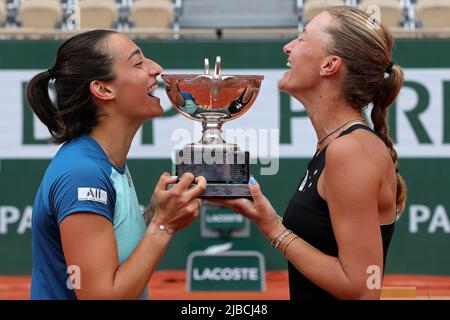 5.. Juni 2022; Roland Garros, Paris, Frankreich: French Open Tennisturnier, Finale der Damen-Doubles; Caroline Garcia (FRA) und Kristina Mladenovic (FRA) lachen beim Austragen der Trophäe als Sieger des Damen-Doubles Stockfoto