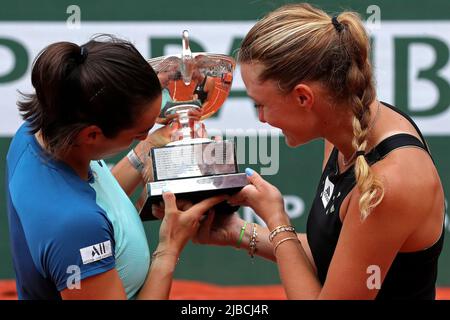 5.. Juni 2022; Roland Garros, Paris, Frankreich: French Open Tennisturnier, Finale der Damen-Doubles; Caroline Garcia (FRA) und Kristina Mladenovic (FRA) sehen sich die vorherigen Gewinner der Ladies Doubles Trophy an Stockfoto