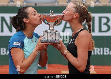 5.. Juni 2022; Roland Garros, Paris, Frankreich: French Open Tennis Turnier, Womens Doubles Finale; Caroline Garcia (FRA) und Kristina Mladenovic (FRA) küssen die Sieger der Ladies Doubles Trophy Stockfoto