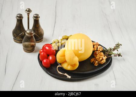 Köstlicher gezogener Scamorzza-Käse auf einem Teller Stockfoto