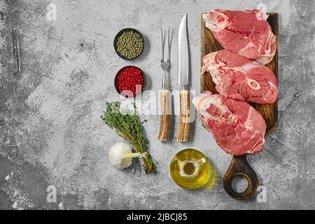 Draufsicht auf rohes Lammbein, das als Steak geschnitten wurde. Schaftscheiben. Stockfoto