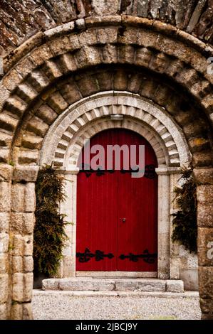 Romanischer Bogeneingang zur St. James Church in Castledermot, Irland. Stockfoto