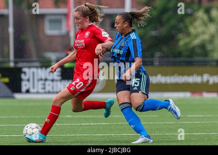 ENSCHEDE, NIEDERLANDE - 5. JUNI: Wieke Kaptein vom FC Twente, Chasity Grant von Ajax beim Vrouwen Eredivise Cup Spiel zwischen FC Twente und Ajax am Sportcampus Diekman am 5. Juni 2022 in Enschede, Niederlande (Foto: Peter Lous/Orange Picts) Stockfoto