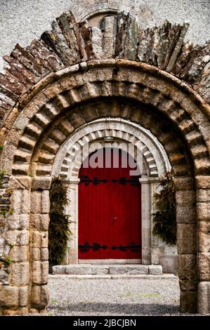 Romanischer Bogeneingang zur St. James Church in Castledermot, Irland. Stockfoto